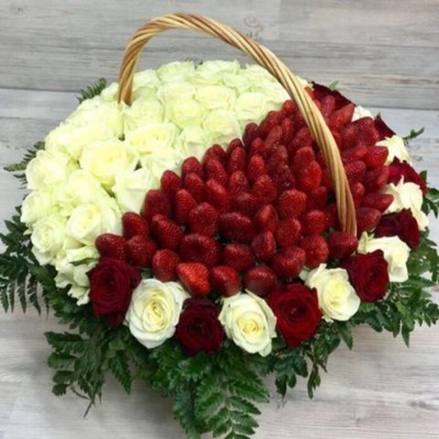 Корзина из 51 розы с клубникой