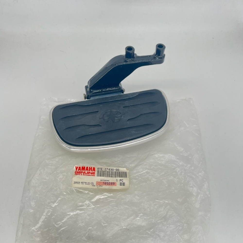 Платформа пассажирская с кронштейном (левая) Yamaha XVZ1300 Royal Star 4YE-27430-00