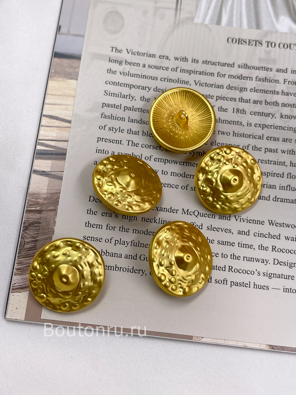 Пуговицы круглые Скиап. матовое золото с рельефными деталями