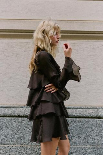 ZARA МИНИ-ПЛАТЬЕ С ВОЛАНАМИ, КОРИЧНЕВЫЙ