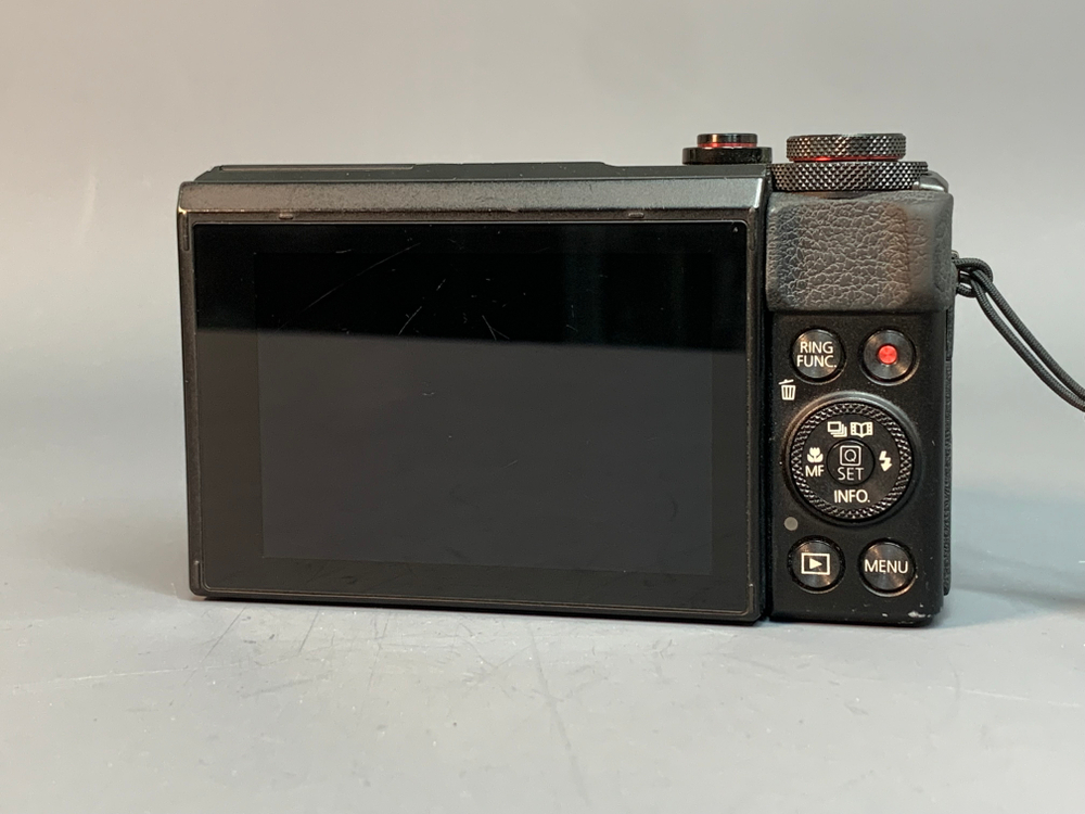 Canon PowerShot G7X Mark II немного пыли внутри объектива