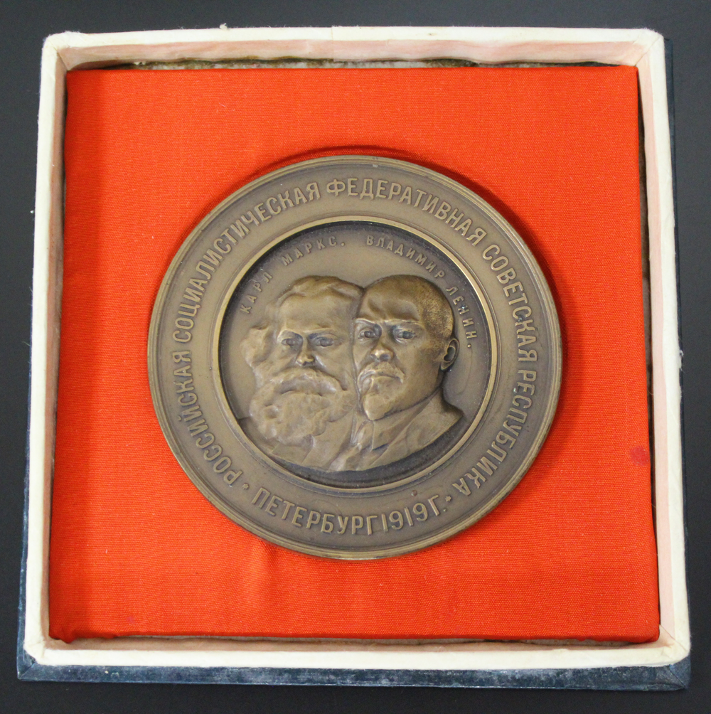 Памятная настольная медаль "2-я годовщина Революции. Петербург 1919 г". Томпак 75 мм, вес 197 гр. ЛМД, новодел 1977 года в родной коробке