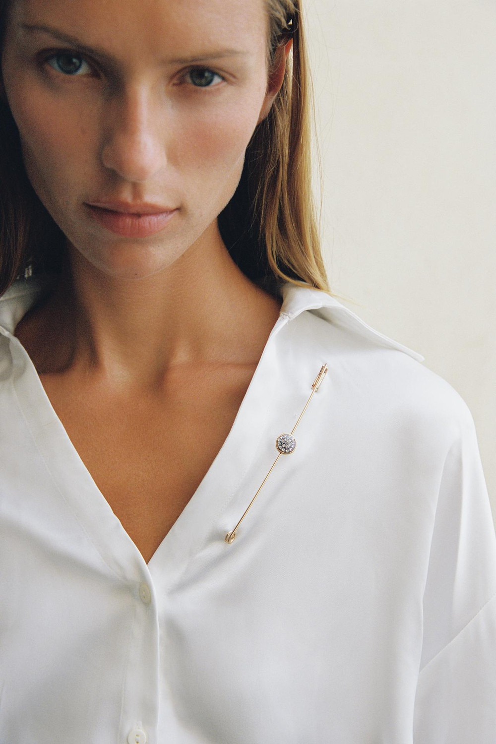 ZARA МЕТАЛЛИЧЕСКАЯ БРОШЬ СО СТРАЗАМИ, ЗОЛОТИСТЫЙ
