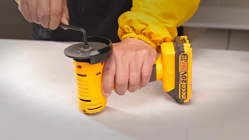 Аккумуляторная мини-угловая шлифовальная машина (УШМ) INGCO CAGLI76012 INDUSTRIAL 20 В 76 мм