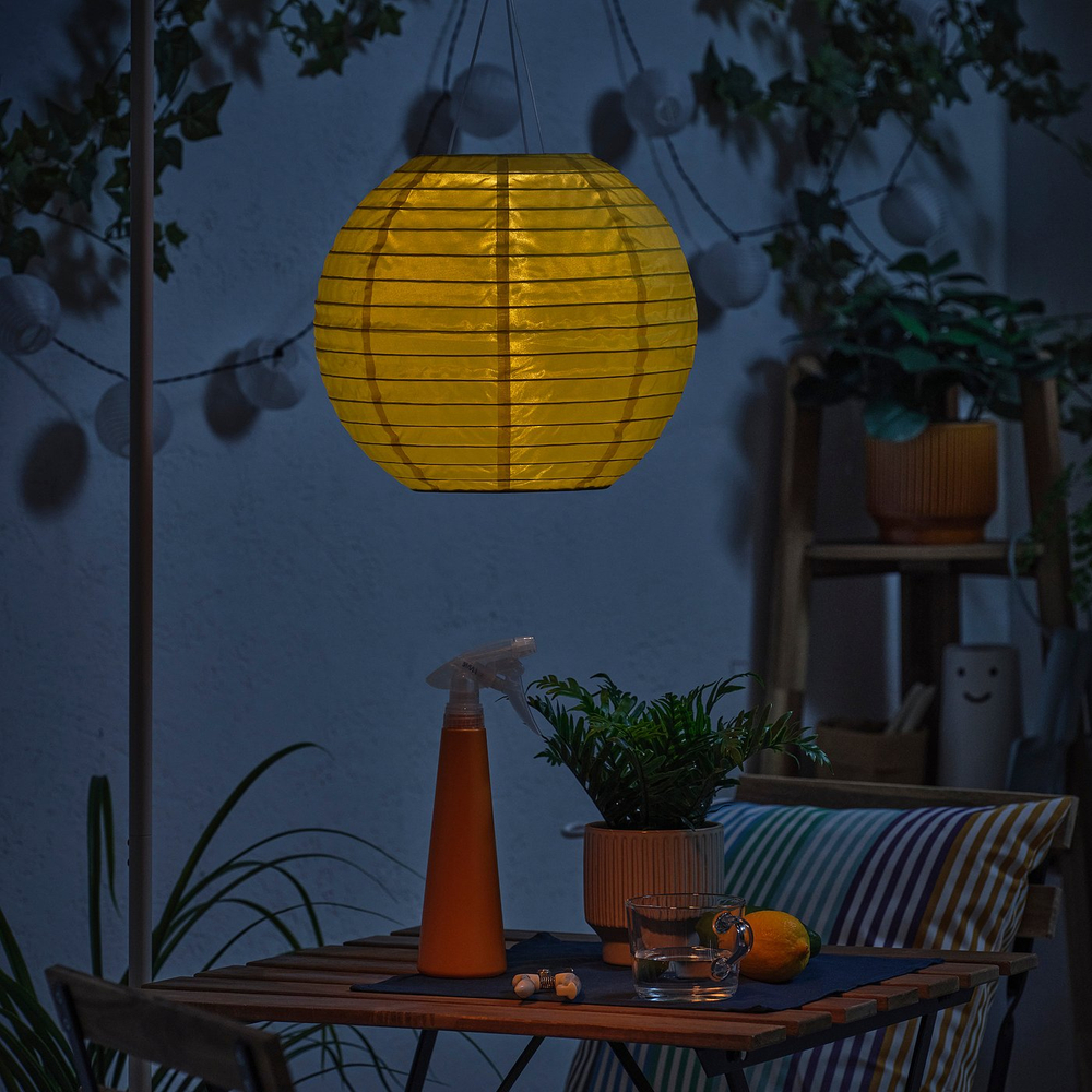 IKEA SOLVINDEN  (ИКЕА СОЛВИНДЕН)  -  Подвесной светильник на солнечной батарее LED - для улицы шар/жёлтый 30 см