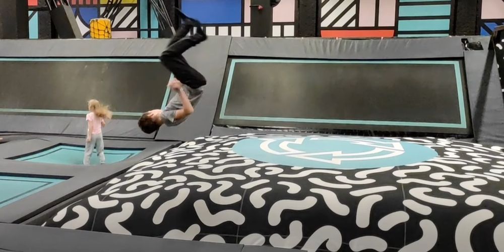 Надувная подушка зоны приземления для батутных центров - на съёмных грибках - УСИЛЕННАЯ - ЕВРО-СТАНДАРТ