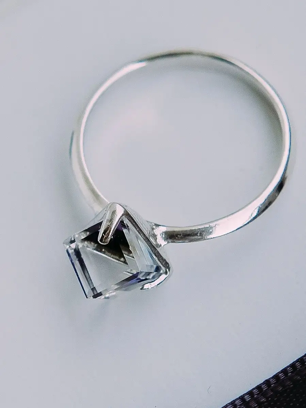Кольцо Миражи тонкое с синим кристаллом Swarovski