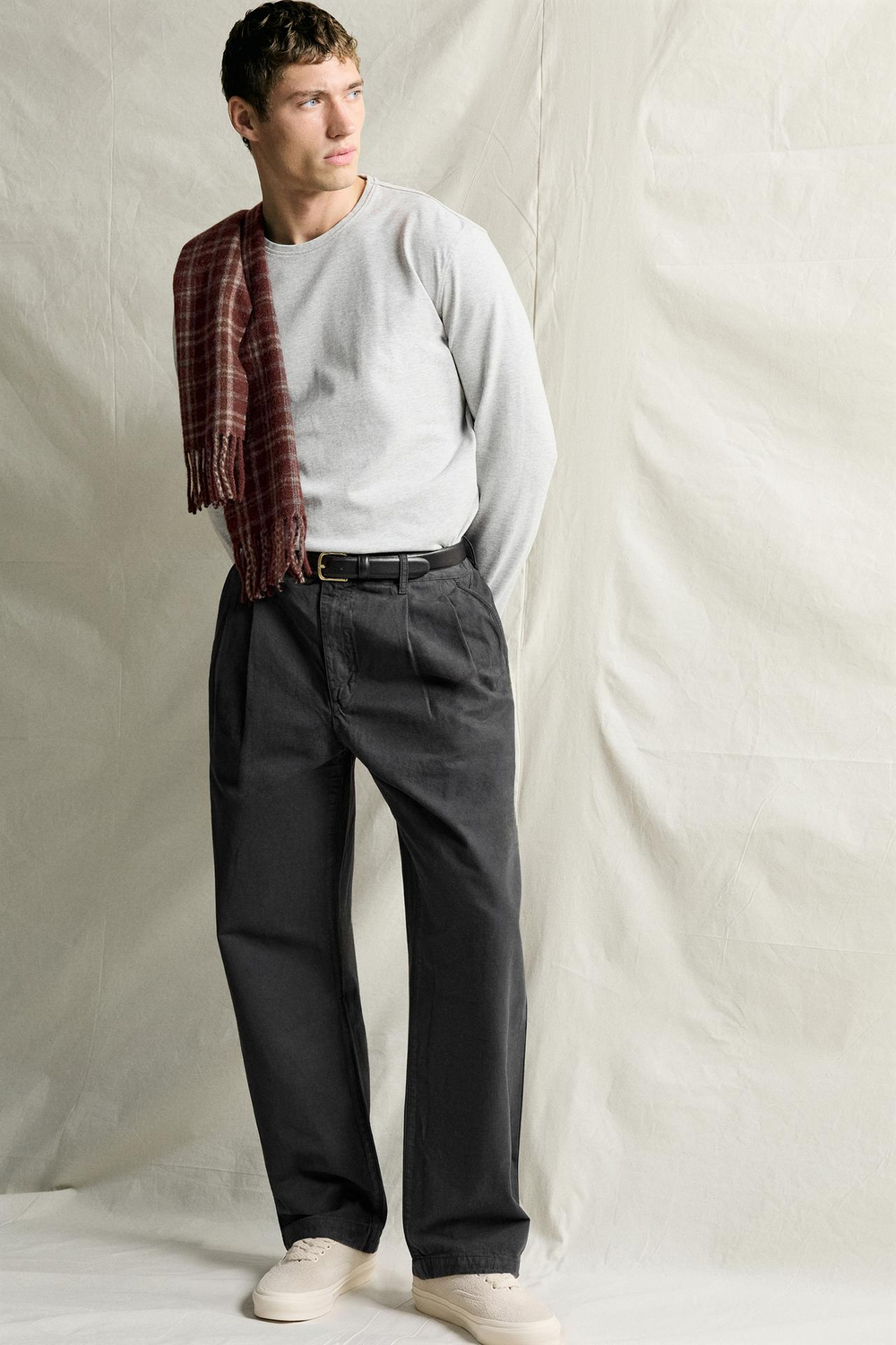 ZARA БРЮКИ ЧИНОС REGULAR-FIT СО СКЛАДКАМИ, КАМЕННО-СЕРЫЙ