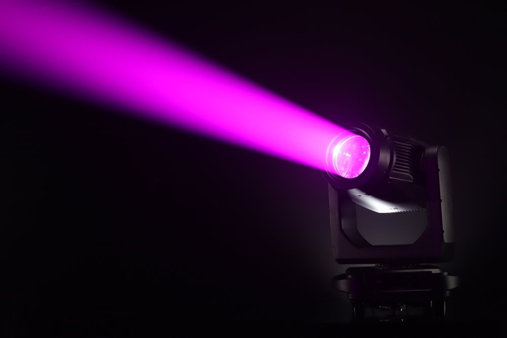 Quatro blade LE1000 BSWF IP66 — гибридная вращающаяся голова BSWF 4 в 1 с LED-источником 1000 Вт, CMY и зумом 4°–50°