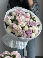 Букет из кустовых диантусов, хризантемы и маттиолы