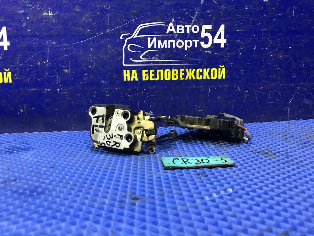 Замок двери передней левой TOYOTA TOWNACE 1990