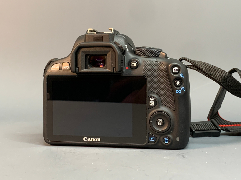 Canon 100D Kit 18-55mm 3.5-5.6 IS STM 3.500 кадров