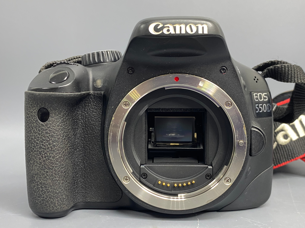 Canon 550D Kit 18-55mm IS 16500 кадров