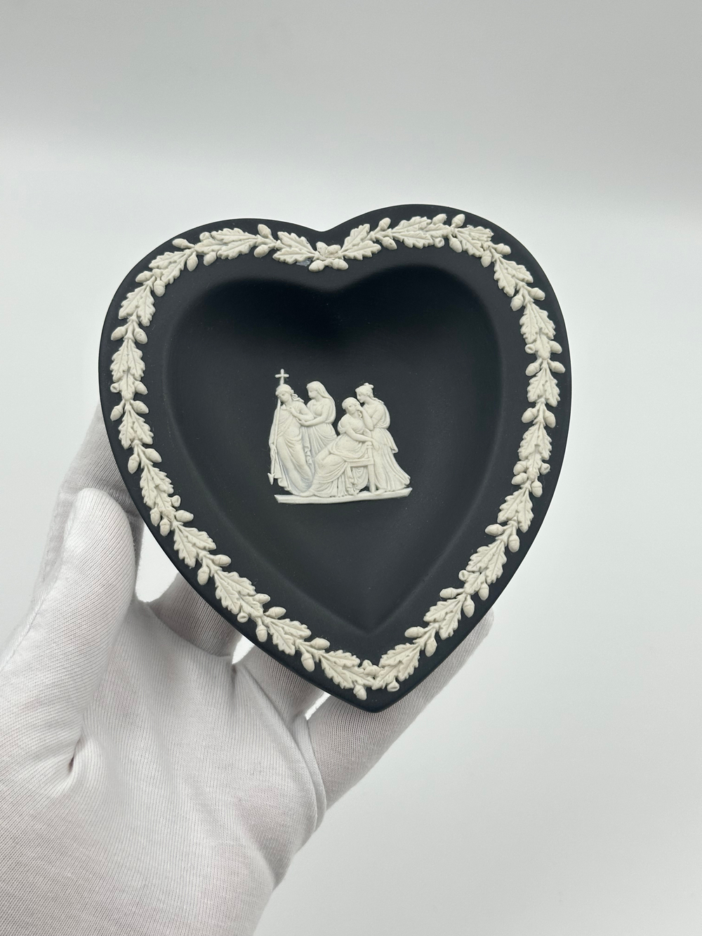 Декоративная тарелка/мелочница «Карточные масти, Черви» Wedgwood чёрная