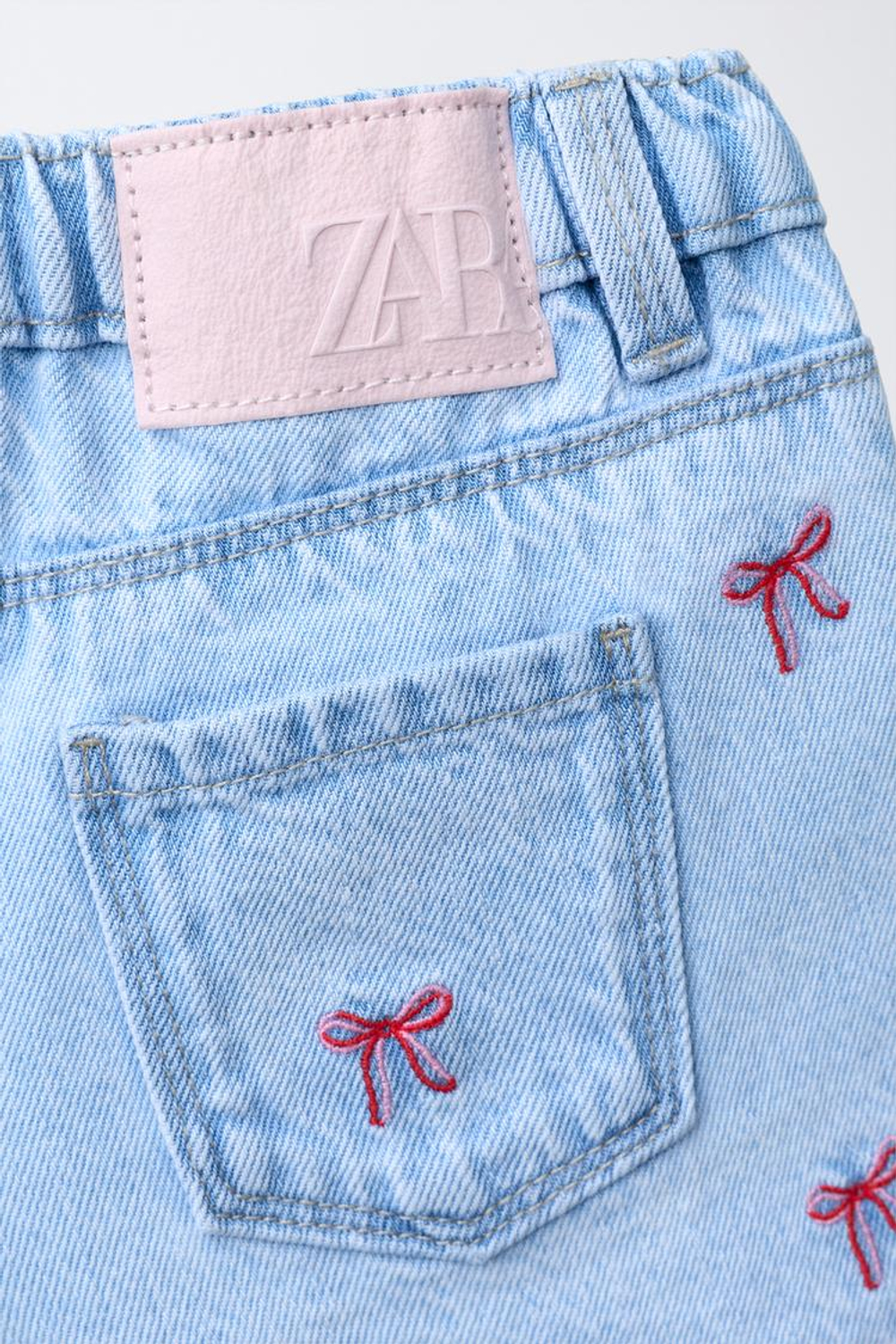ZARA ДЖИНСОВЫЕ MOM FIT С ВЫШИВКОЙ, ГОЛУБОЙ