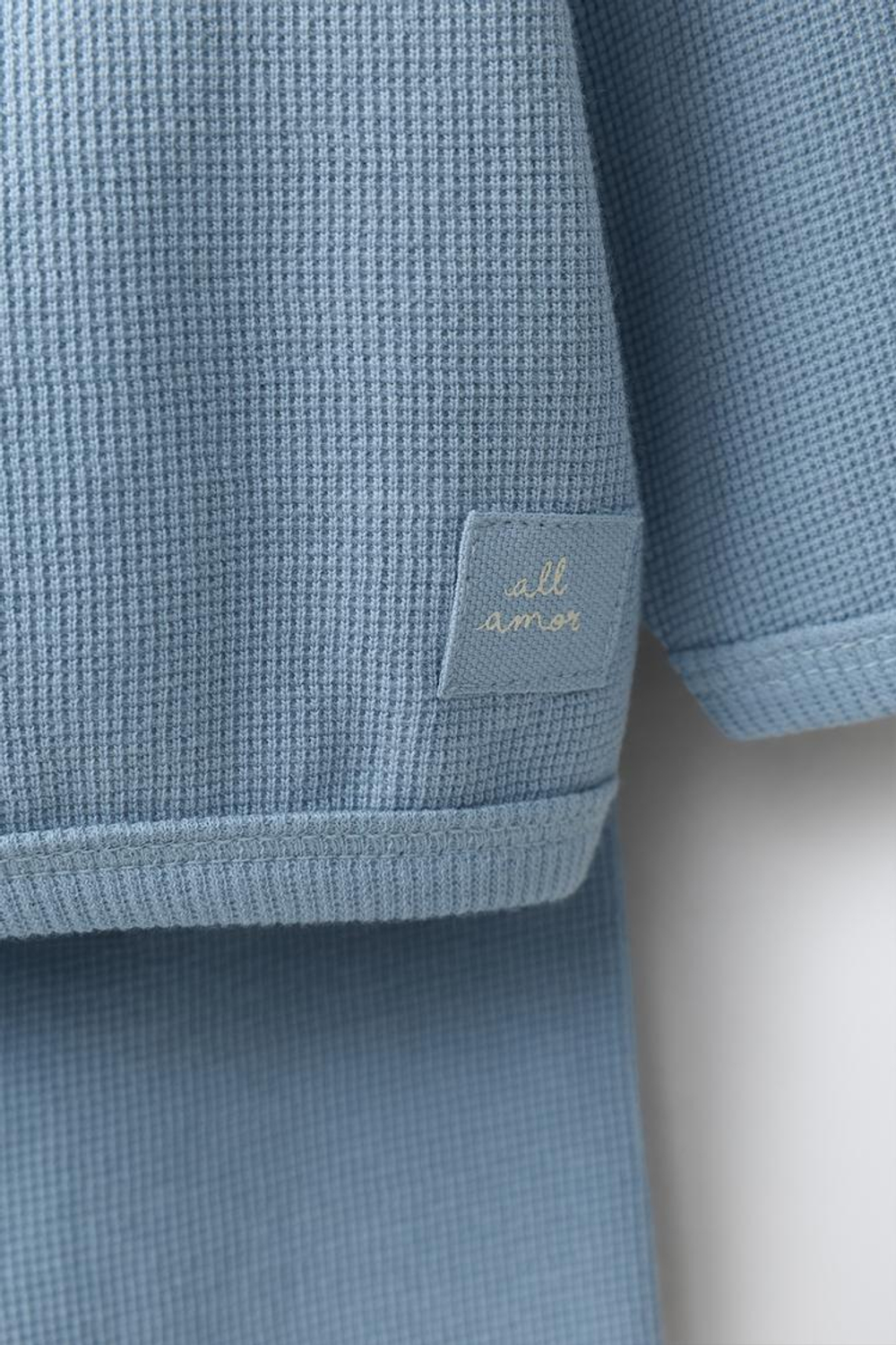 ZARA КОМПЛЕКТ ИЗ ФУТБОЛКИ НА ЗАПАХ И ФАКТУРНЫХ ЛЕГИНСОВ, СИНЕВАТЫЙ