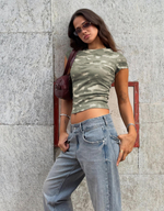 Женская облегающая укороченная футболка с камуфляжным принтом - BERSHKA