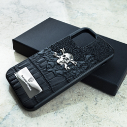 Чехол iPhone 17 Pro Crossbones Skull LUX — Euphoria HM, кожа крокодила Италия, скат, ювелирный сплав