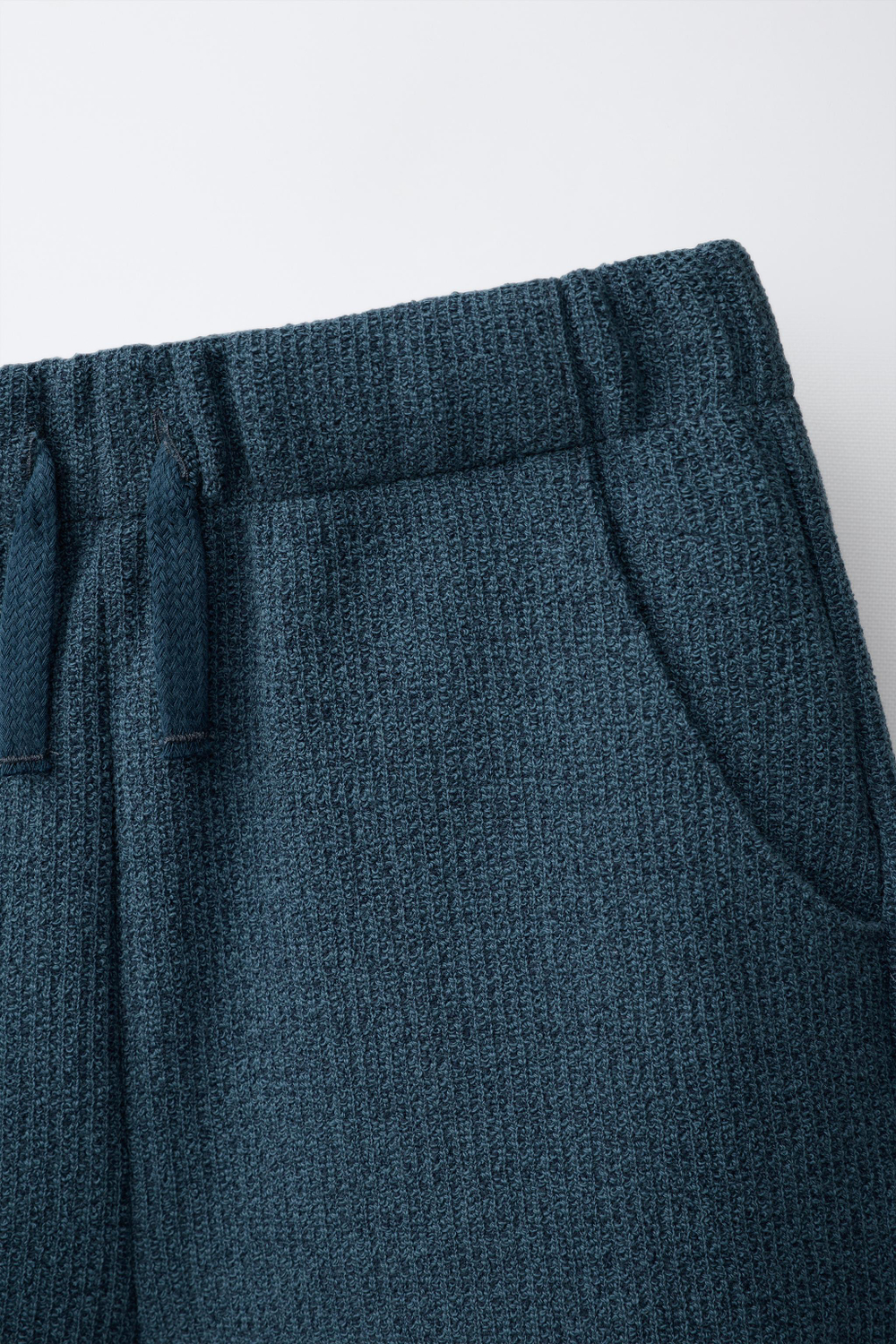 ZARA ОДНОТОННЫЕ ШОРТЫ ИЗ РЕЛЬЕФНОЙ ТКАНИ, ГЛУБОКИЙ СИНИЙ