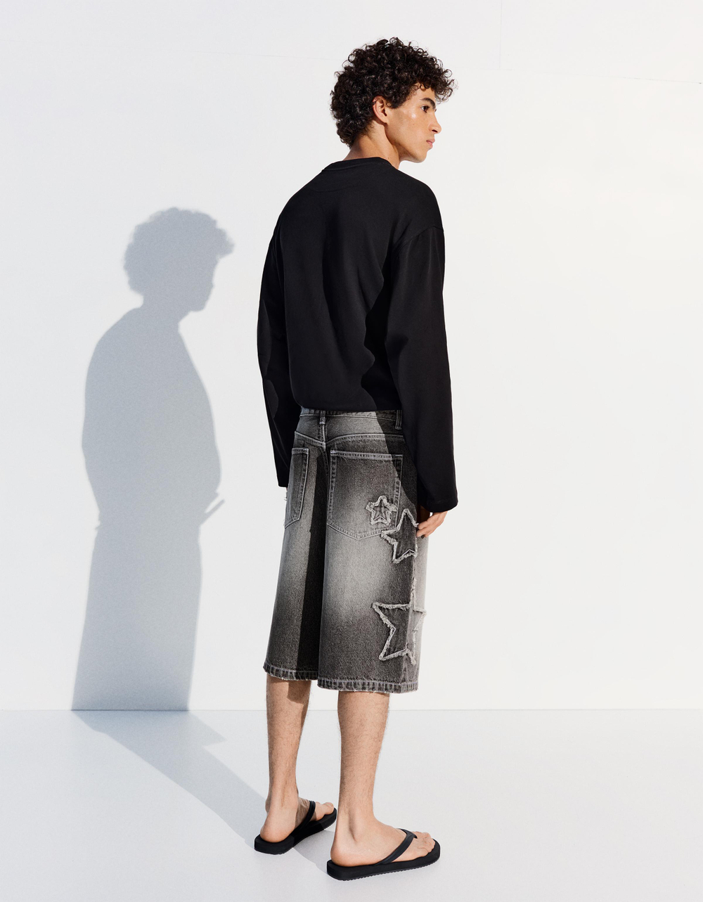 Мужские бермуды baggy fit с нашивками - BERSHKA