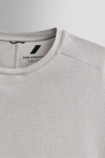 ТЕХНИЧЕСКАЯ ФУТБОЛКА С РЕЛЬЕФНОЙ ТЕКСТУРОЙ — ZARA
