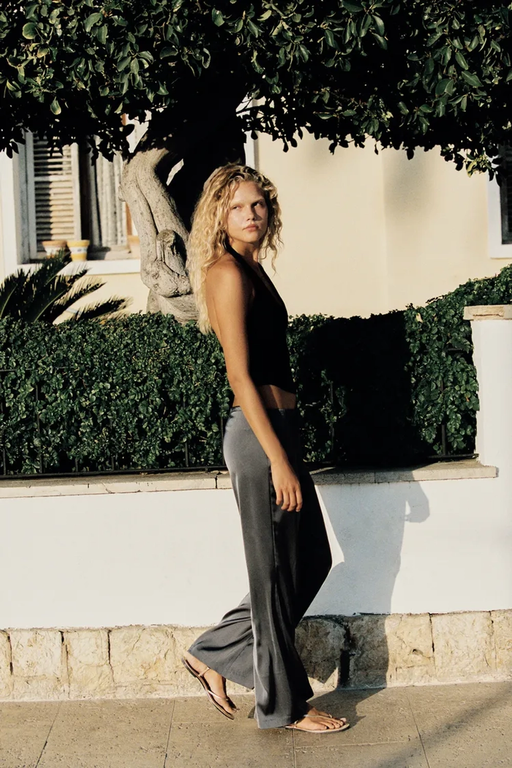 ZARA ТОП С ГОРЛОВИНОЙ ХАЛТЕР И ЗАКРУГЛЕННЫМ НИЗОМ, ЧЕРНЫЙ