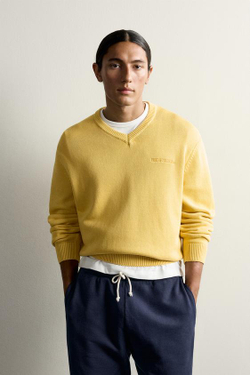 ZARA - FRUIT OF THE LOOM™ ХЛОПКОВЫЙ ДЖЕМПЕР С V-ОБРАЗНЫМ ВЫРЕЗОМ И ВЫШИВКОЙ, ЖЕЛТЫЙ