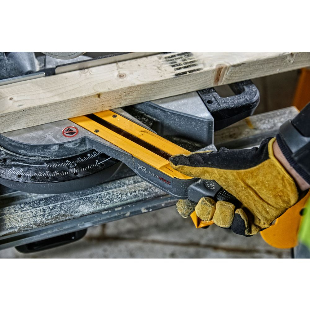 Аккумуляторная торцовочная пила DeWalt DCS777N (без акк, без з/у)