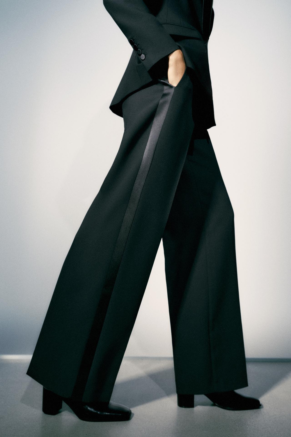 ZARA БРЮКИ С АТЛАСНЫМИ ЛАМПАСАМИ, ЧЕРНЫЙ