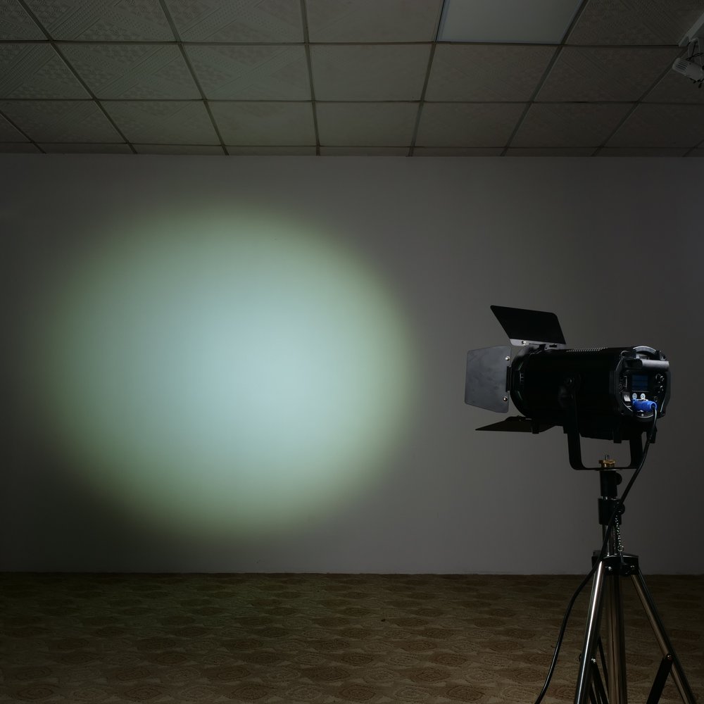LED Fresnel Spotlight with Auto Zoom — Fresnel прожектор 300 Вт RGBAL с авто-зумом 15–50°