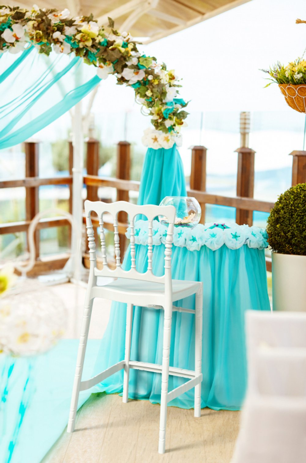 Стул пластиковый полубарный Siesta Contract Chiavari Bar 65, белый