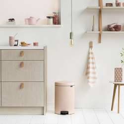 Ведро Brabantia NewIcon 20л чайная роза в интерьере