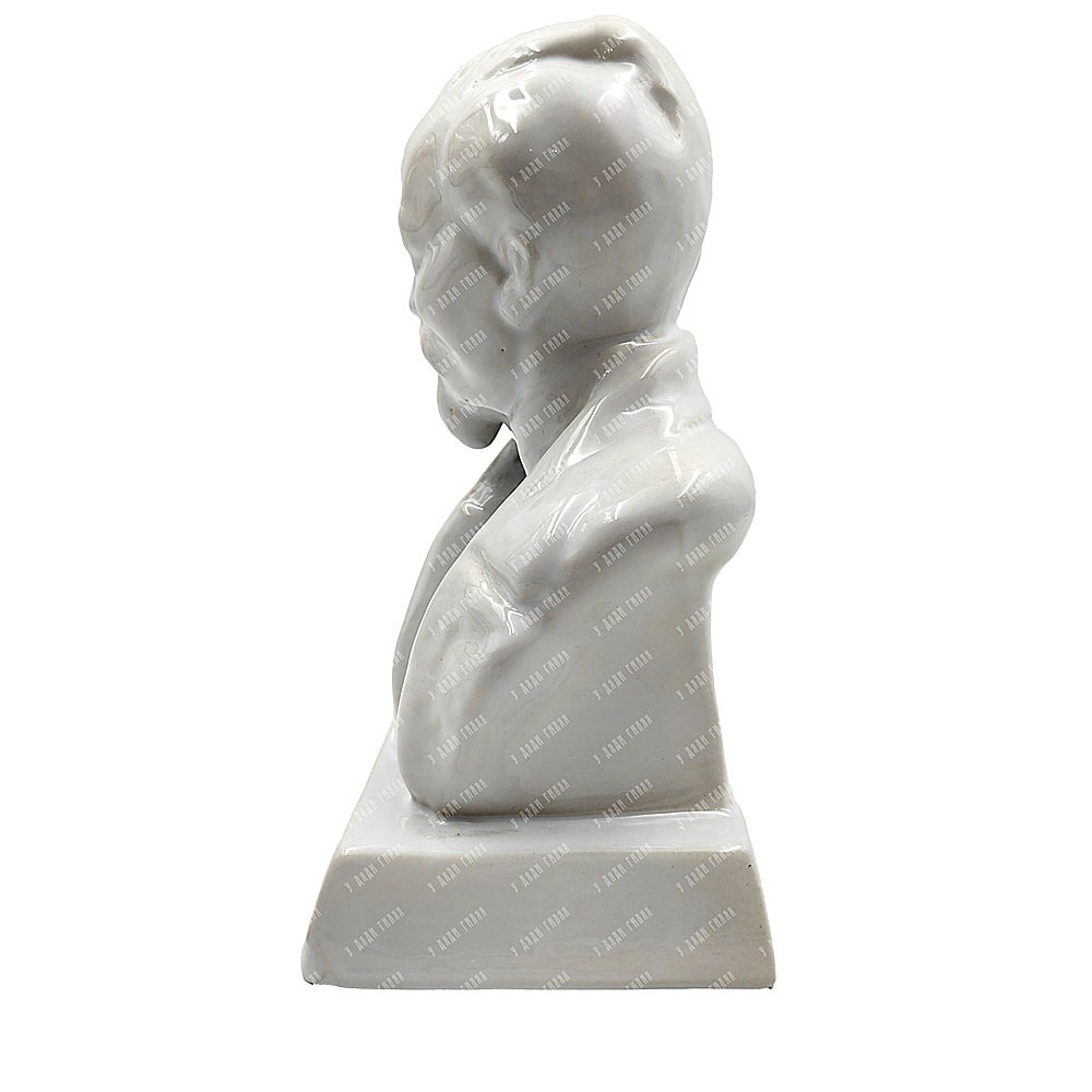 Бюст Дзержинского. Фарфор, белье. [ЛФЗ]. СССР. 1950-е годы.