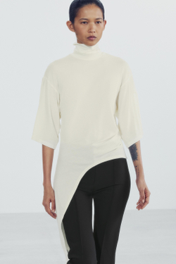ZARA АСИММЕТРИЧНАЯ ФУТБОЛКА СО СБОДКАМИ, ЭКРЮ