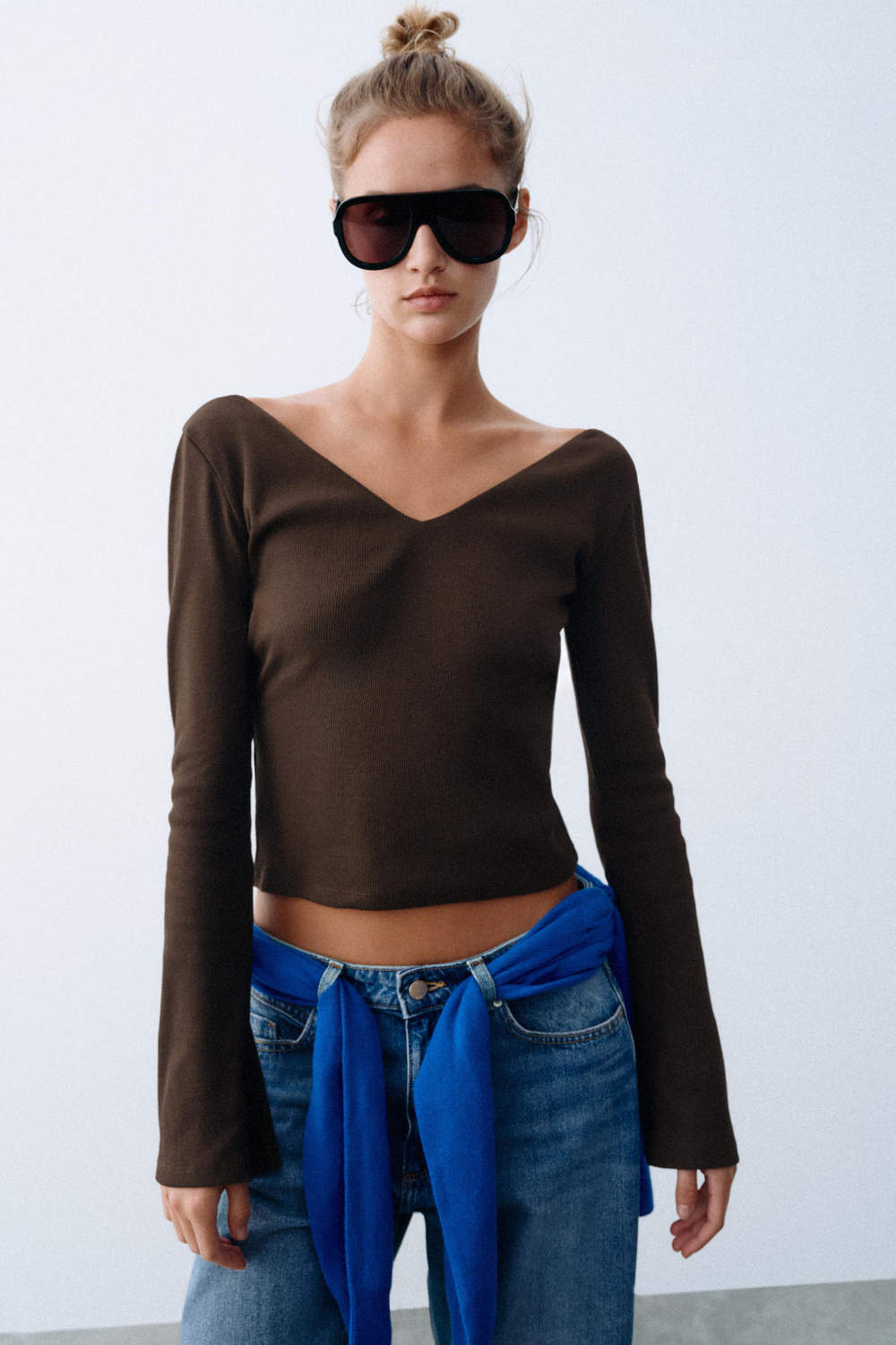 ФУТБОЛКА В РУБЧИК С V-ОБРАЗНЫМ ВЫРЕЗОМ — ZARA