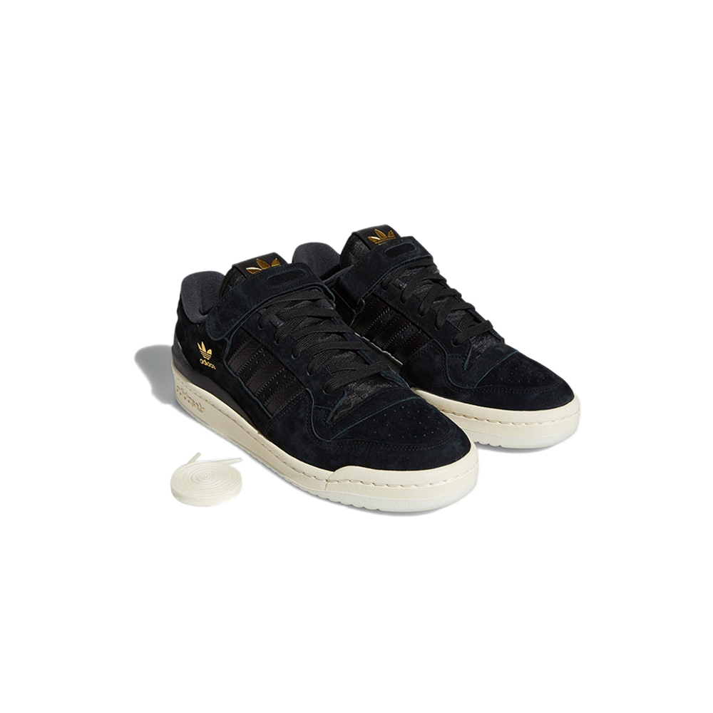 alt="Кроссовки adidas Forum 84 Low арт. Q46366 с верхом из кожи и замши, регулируемым ремешком на липучке вид спереди"
