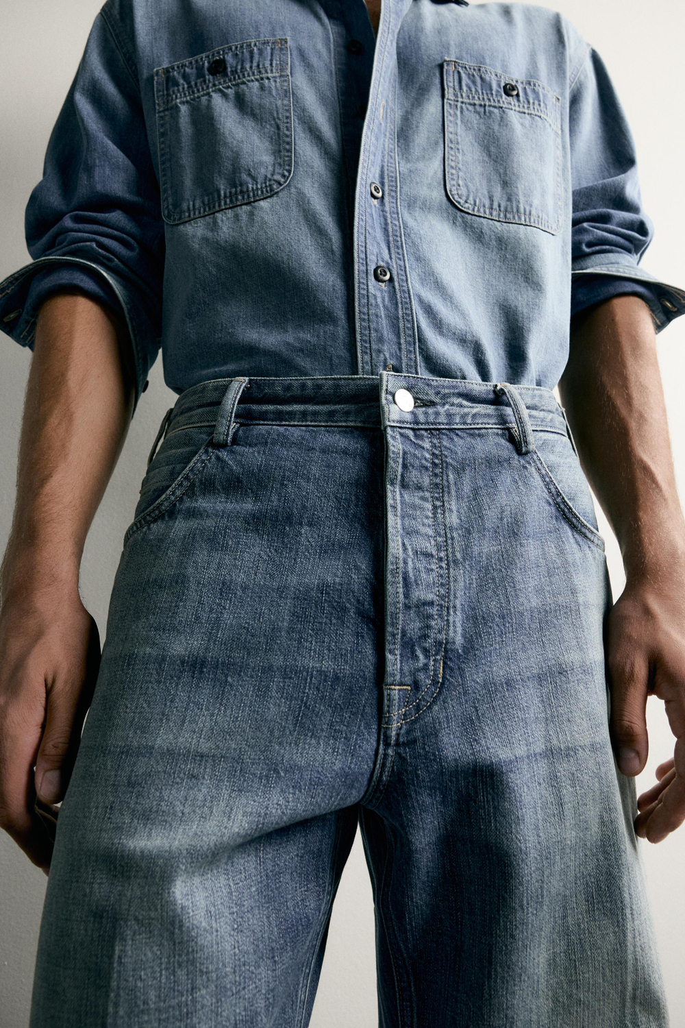 ДЖИНСЫ RELAXED FIT СО СТРЕЛКАМИ — ZARA · 0840/310
