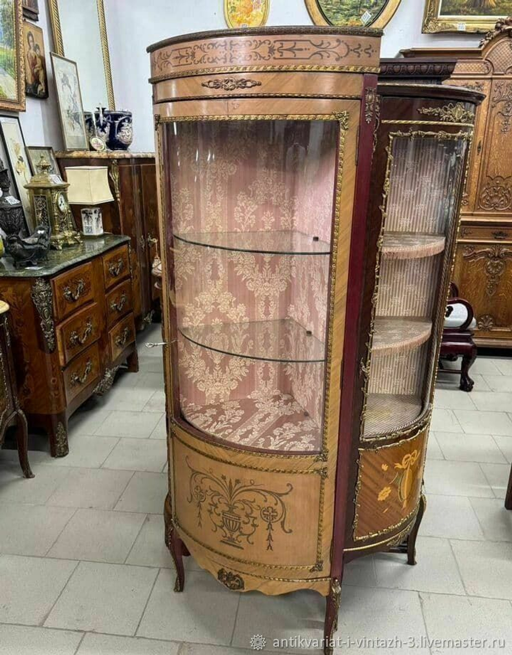 Угловая старинная витрина