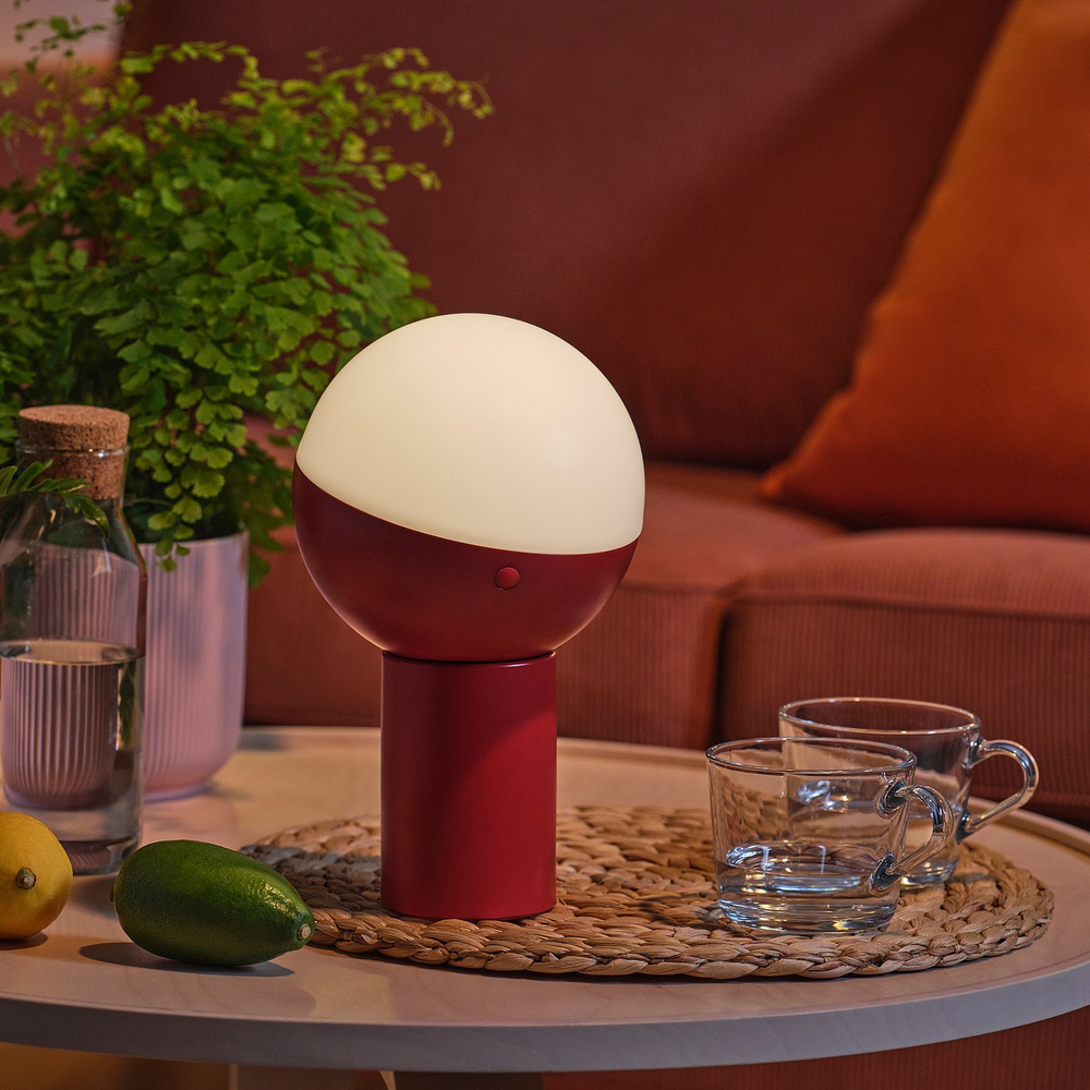 IKEA SOLVINDEN  (ИКЕА СОЛВИНДЕН)  -  Декоративная подсветка LED - на солнечной батарее/шар красный 25 см