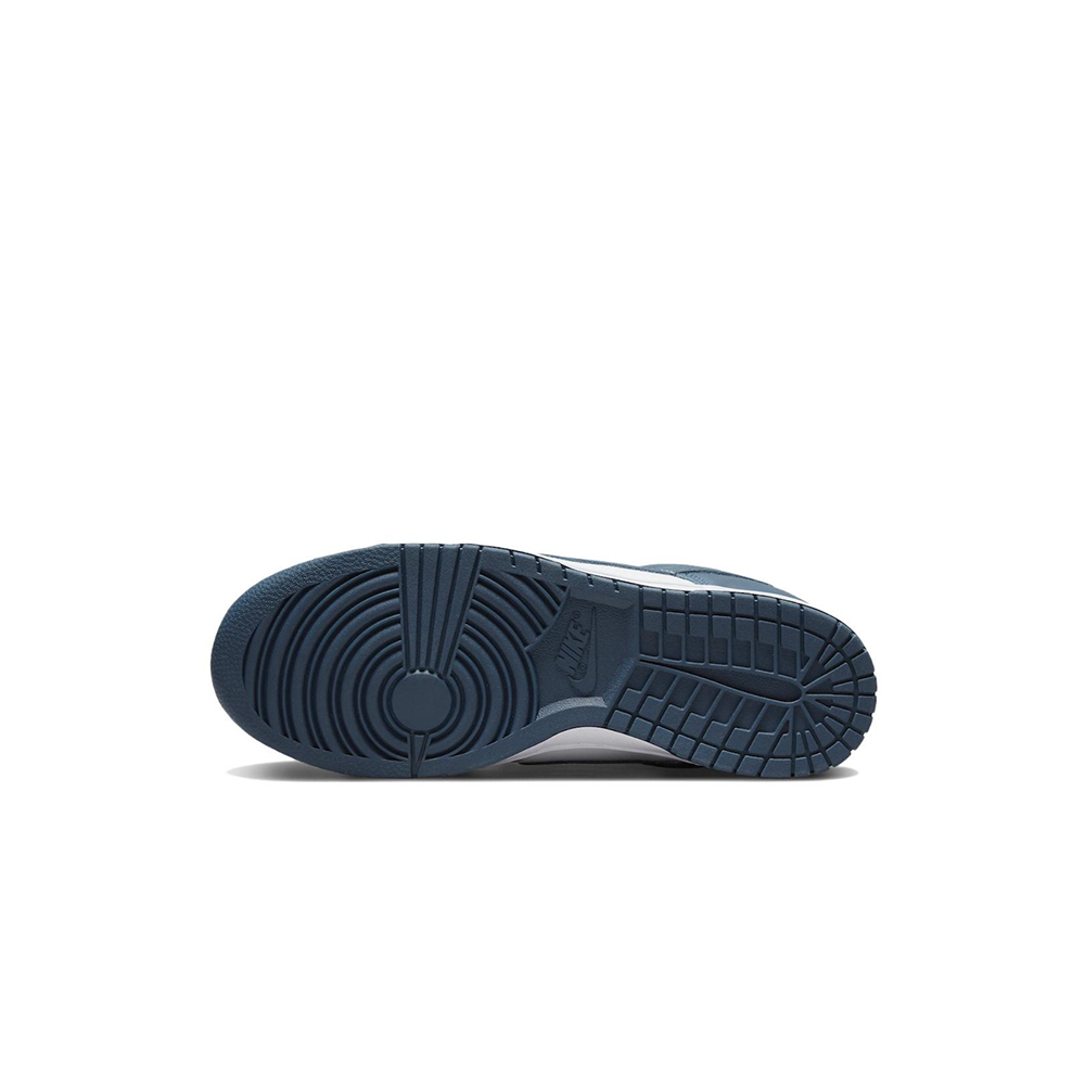 alt="Белый нейлоновый язычок с синей окантовкой на Nike Dunk Low Retro"