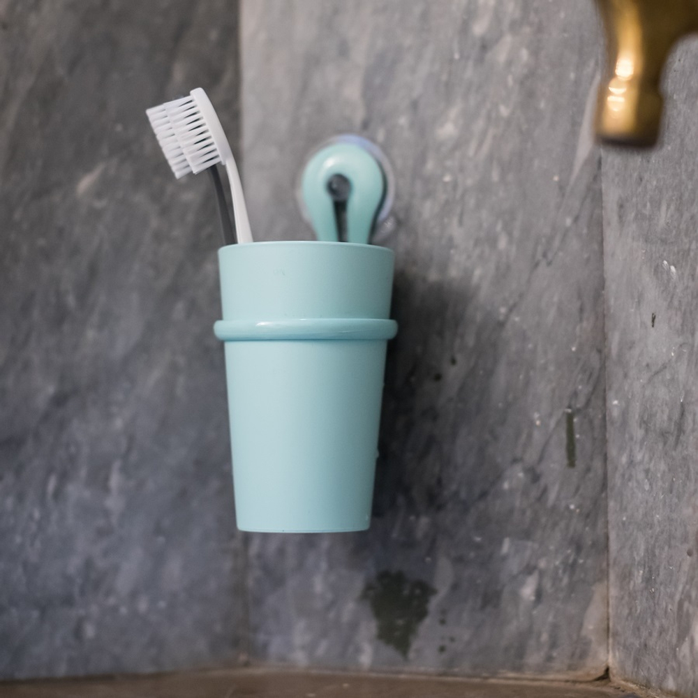 Стакан для зубных щеток на присоске loop