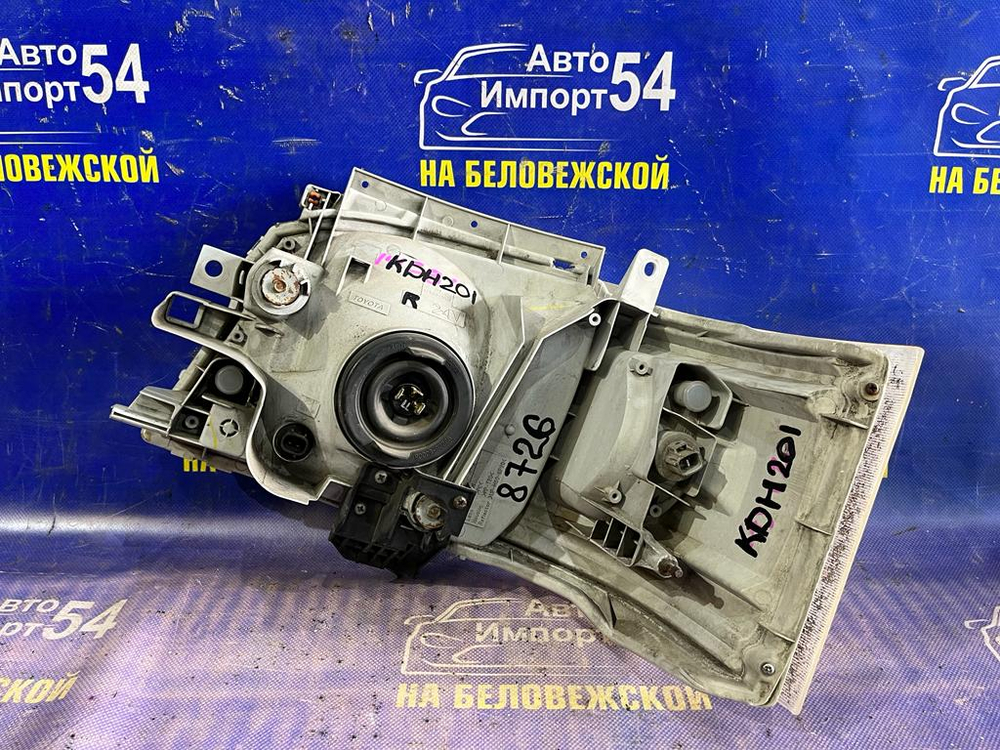 Фара передняя правая TOYOTA HIACE 2004-2010
