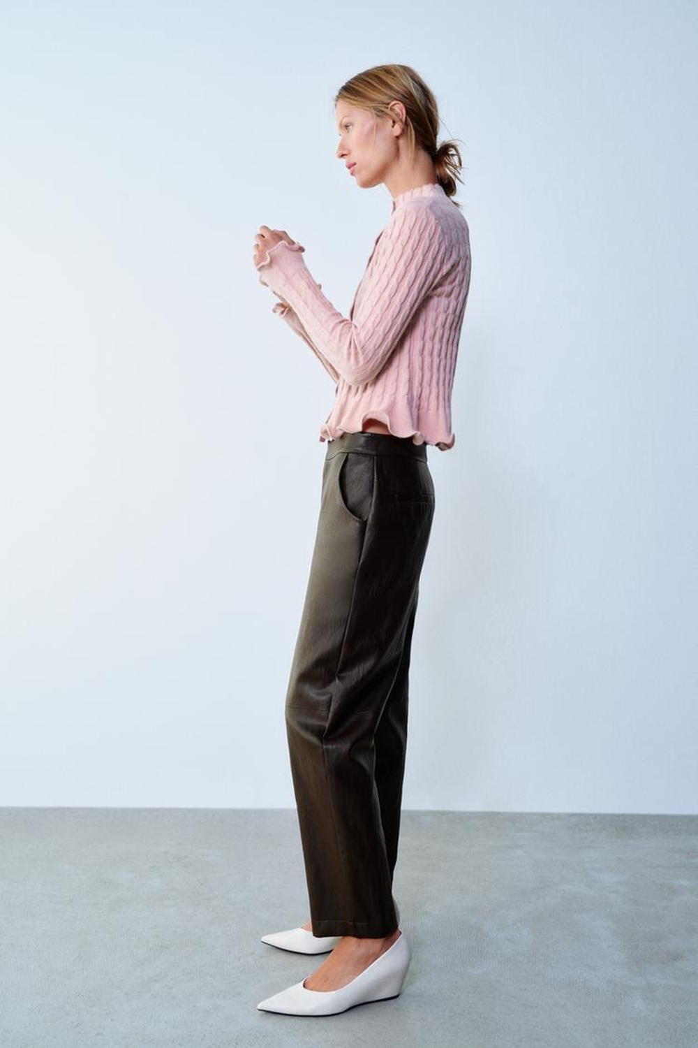 ZARA ЗАУЖЕННЫЕ БРЮКИ ИЗ ИСКУССТВЕННОЙ КОЖИ, КОРИЧНЕВЫЙ