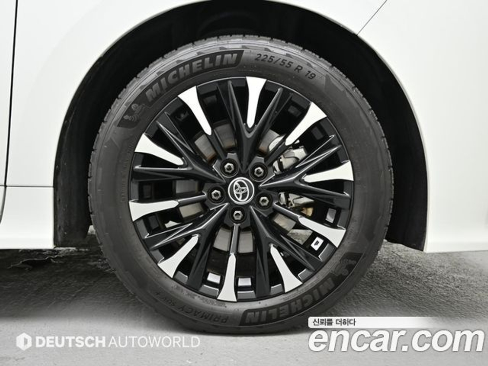 Toyota Alphard 2.5 HEV Executive AWD — 2024