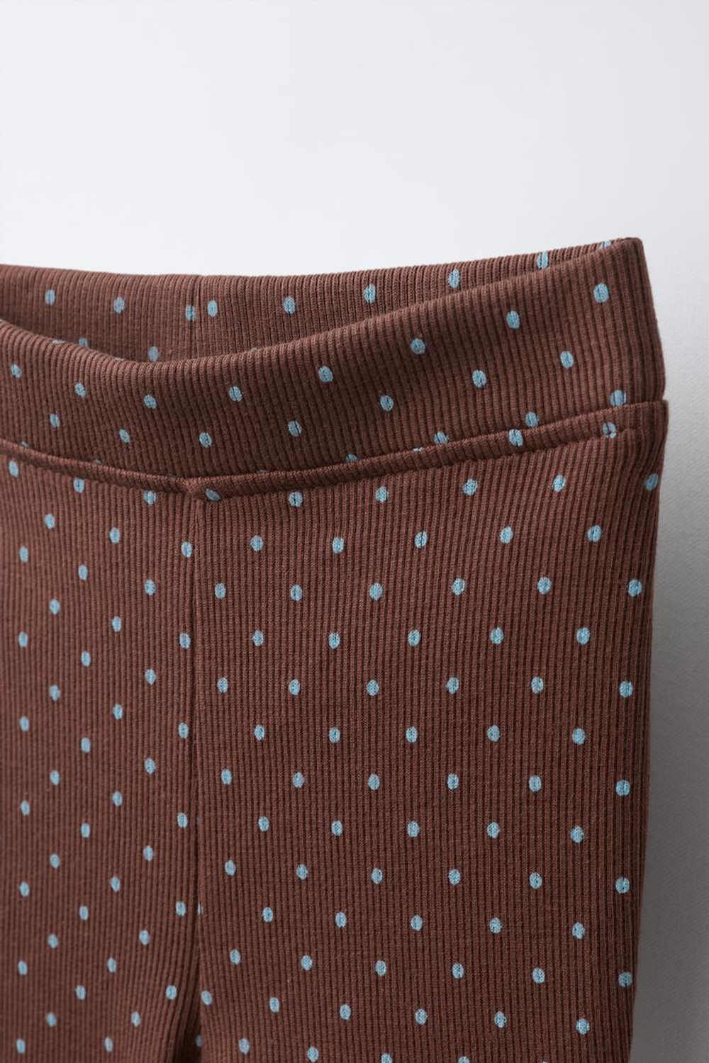 ZARA КОМПЛЕКТ ИЗ ТОЛСТОВКИ И РАСКЛЕШЁННЫХ ЛЕГИНСОВ С ПРИНТОМ В ГОРОШЕК, КОРИЧНЕВЫЙ