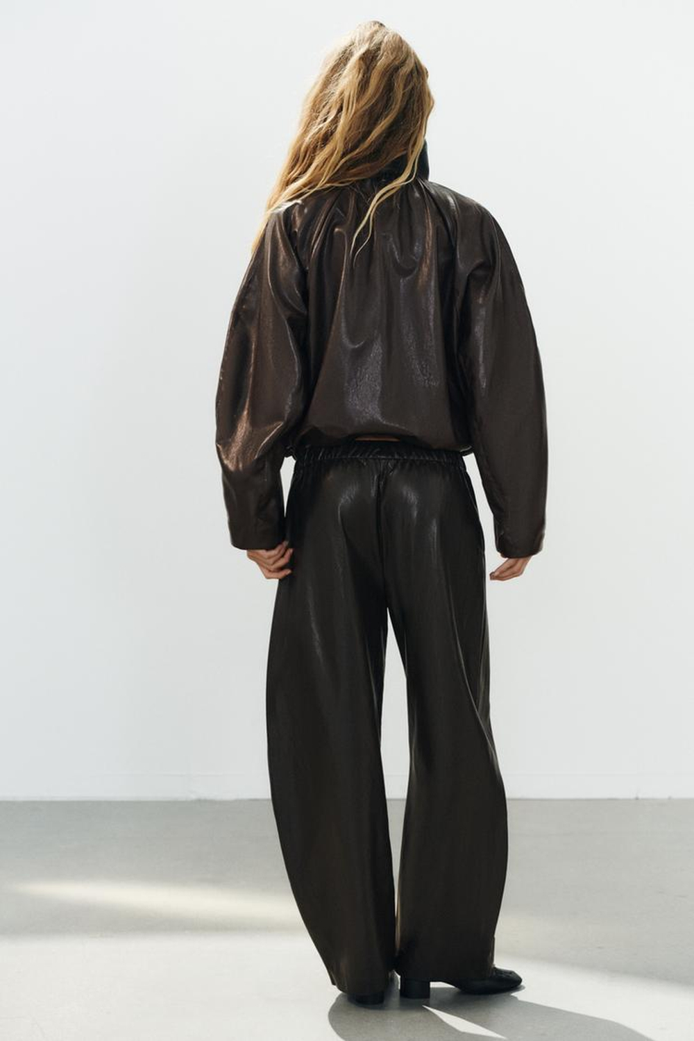 ZARA КУРТКА ИЗ ТЕХНИЧНОЙ ТКАНИ СО СБОДКАМИ, КОРИЧНЕВЫЙ