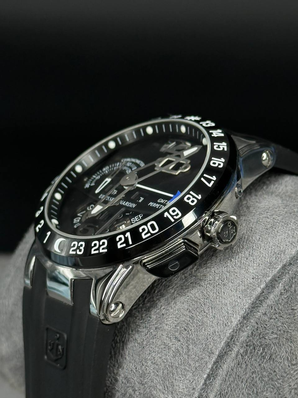 Часы Ulysse Nardin Executive El Toro GMT Perpetual