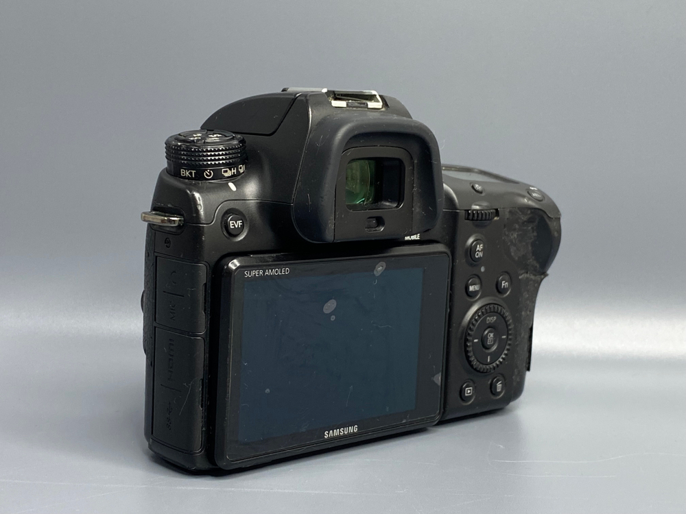 Samsung NX1 — карта памяти вытаскивается с усилием, колесо выдержек работает некорректно, 29 000 кадров