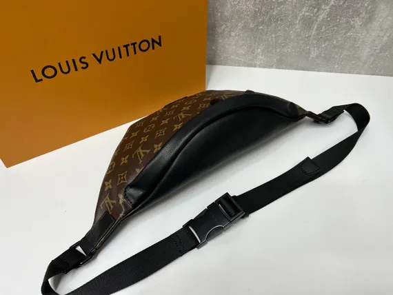 Поясная сумка Louis Vuitton Discovery PM канва Monogram Macassar