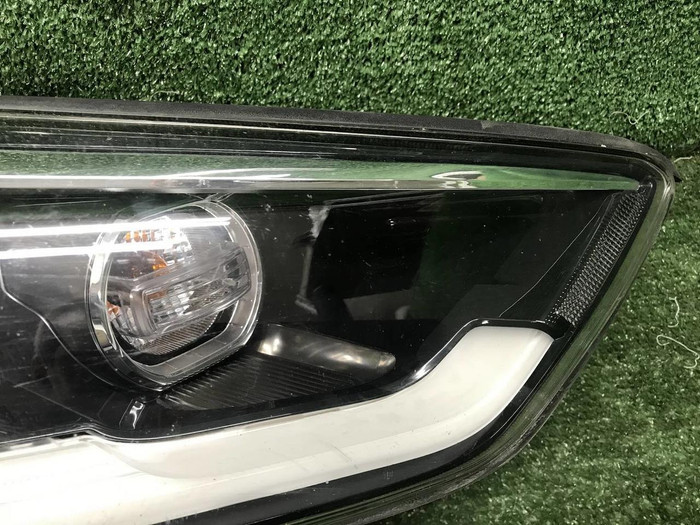 Фара правая Hyundai Grand Santa Fe 3 15-18 ксенон